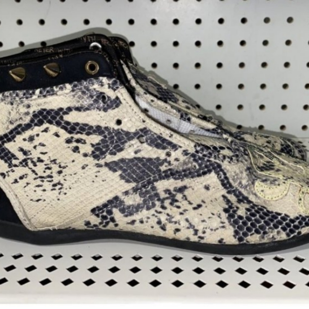 Reebok Sample Melody Eshani Love Women's Studded sneakers